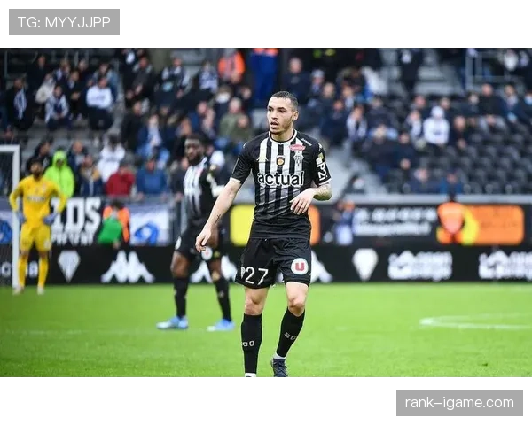 阿尔卡塞尔进攻创造力持续提升,表现稳健 阿尔卡塞尔进攻创造力持续提升,表现稳健