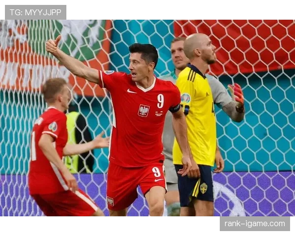 莱万每天凌晨四点起床练射门，家里冰箱贴满对手后卫照片