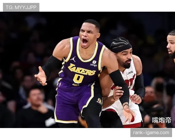 刷到拉塞尔·韦斯特布鲁克最新街拍，朋友：我这月房租都不够他一双鞋