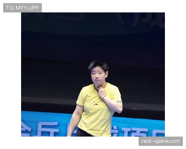 孙颖莎训练完随手啃个苹果，这自律我真学不来